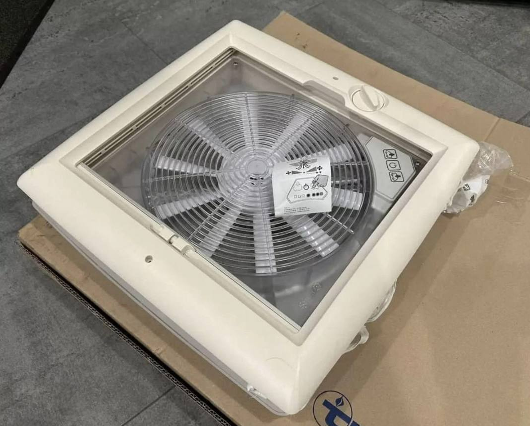 Люк 40x40 для автодома с вентилятором